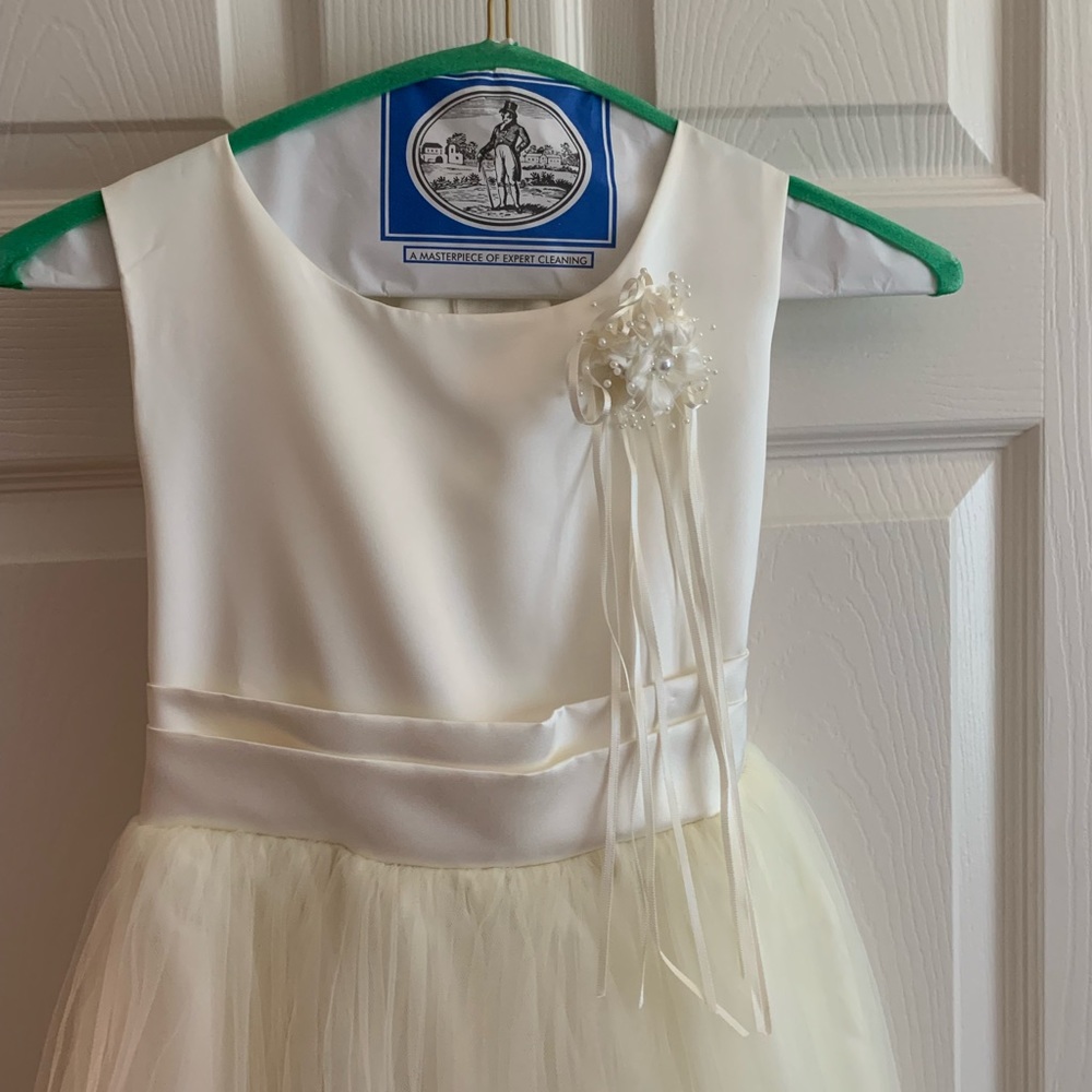 Children’s off white, formal dress with removable flower pin. Size 8.